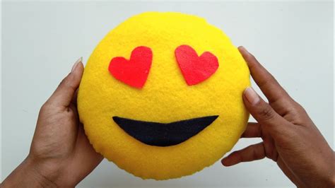 Cara Mudah Membuat Boneka Emoji dari Kain Flanel